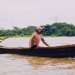 El laberinto intermodal del delta del Níger: piraguas de fibra, barcazas de cabotaje y la frágil conectividad acuática de un confín nigeriano