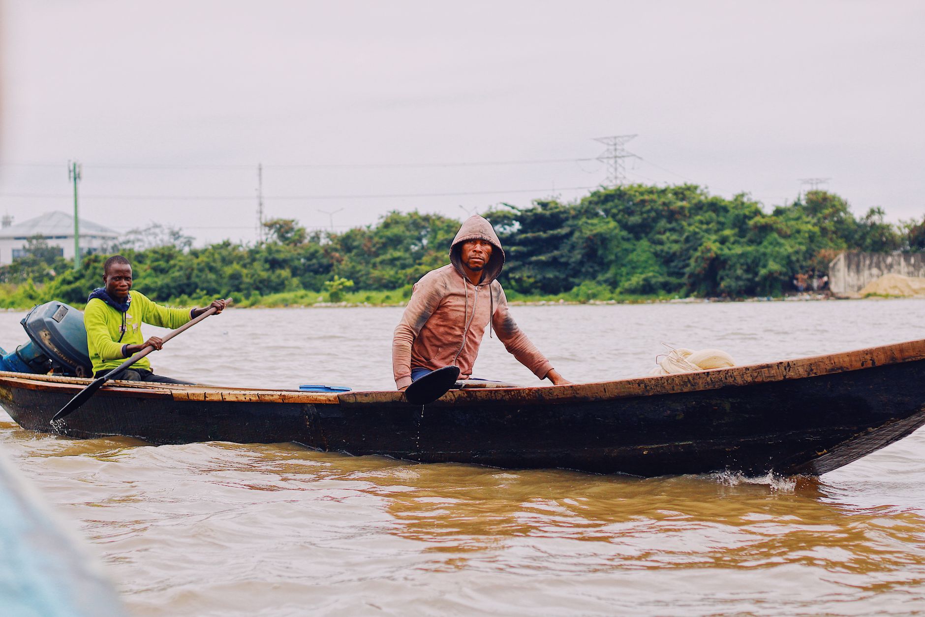 El laberinto intermodal del delta del Níger: piraguas de fibra, barcazas de cabotaje y la frágil conectividad acuática de un confín nigeriano