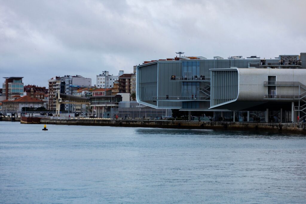 El secreto del silicio y la marea: la liturgia del Mercado Central de Santander y los tesoros de la Marina