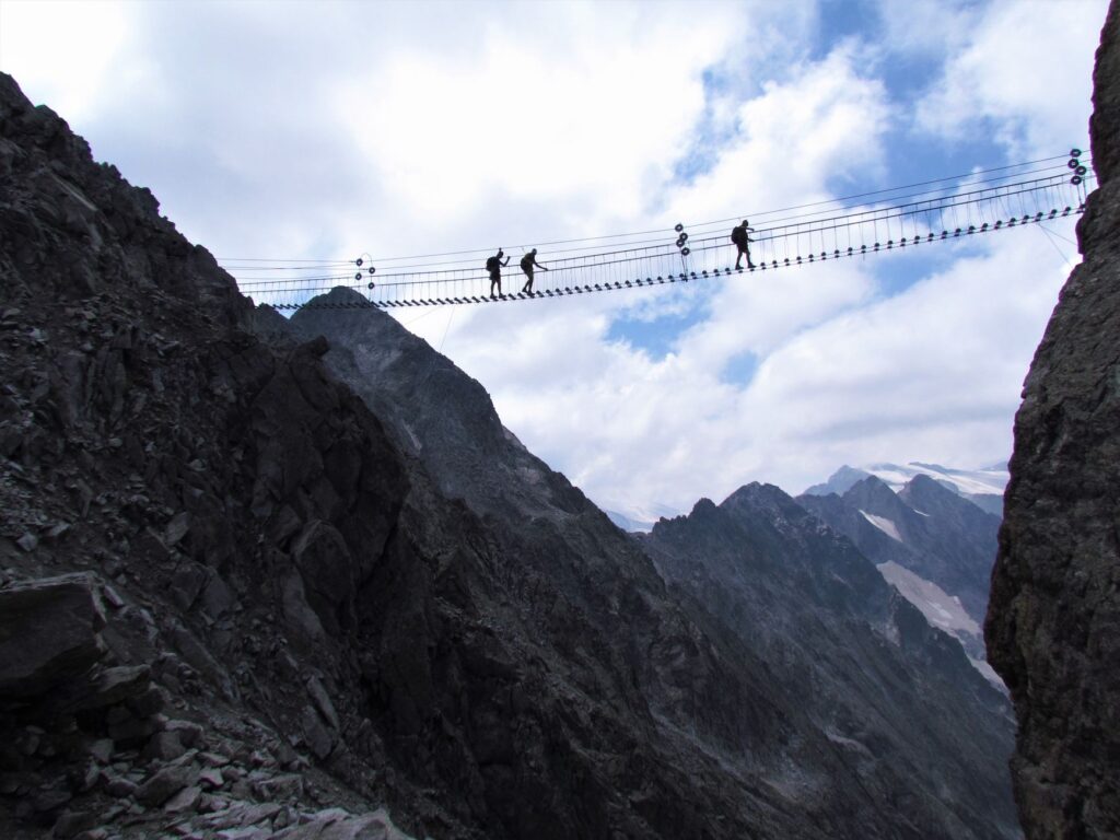 La Travesía del Circuito de las Torres del Paine en Autonomía: Guía de Expedición y Senderismo por la Patagonia Andina