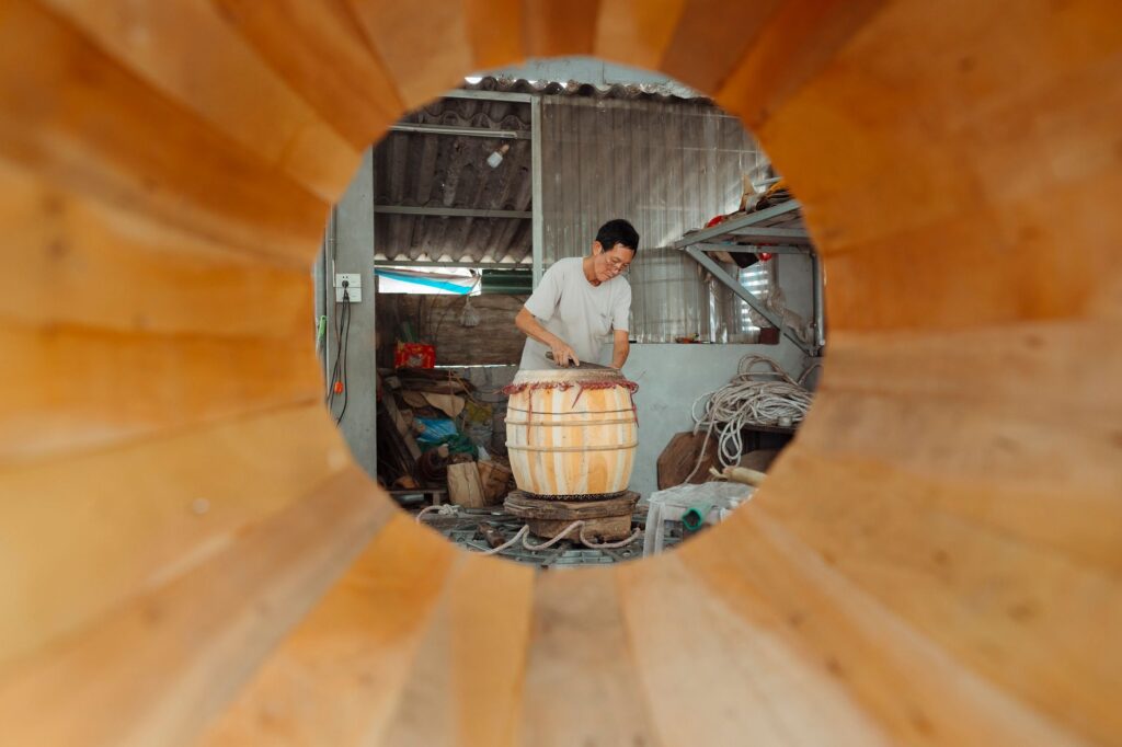 El silencio milenario de los canales de Chiloé: navegación de bajura y arquitectura palafítica en el archipiélago austral
