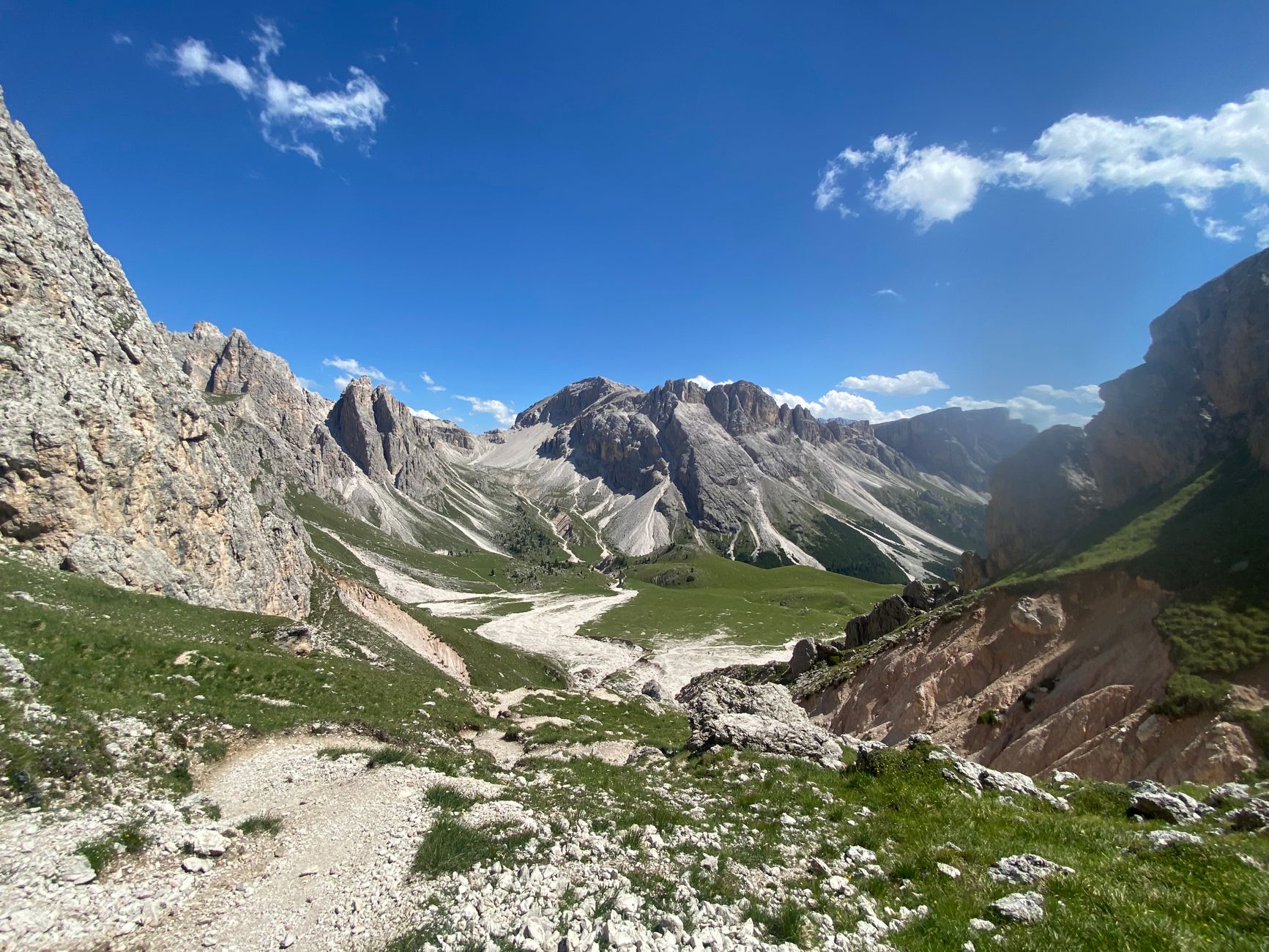 La Travesía del Sendero de Alta Ruta de los Dolomitas en Italia: Guía de Expedición y Senderismo por las Torres Calcáreas del Mediterráneo
