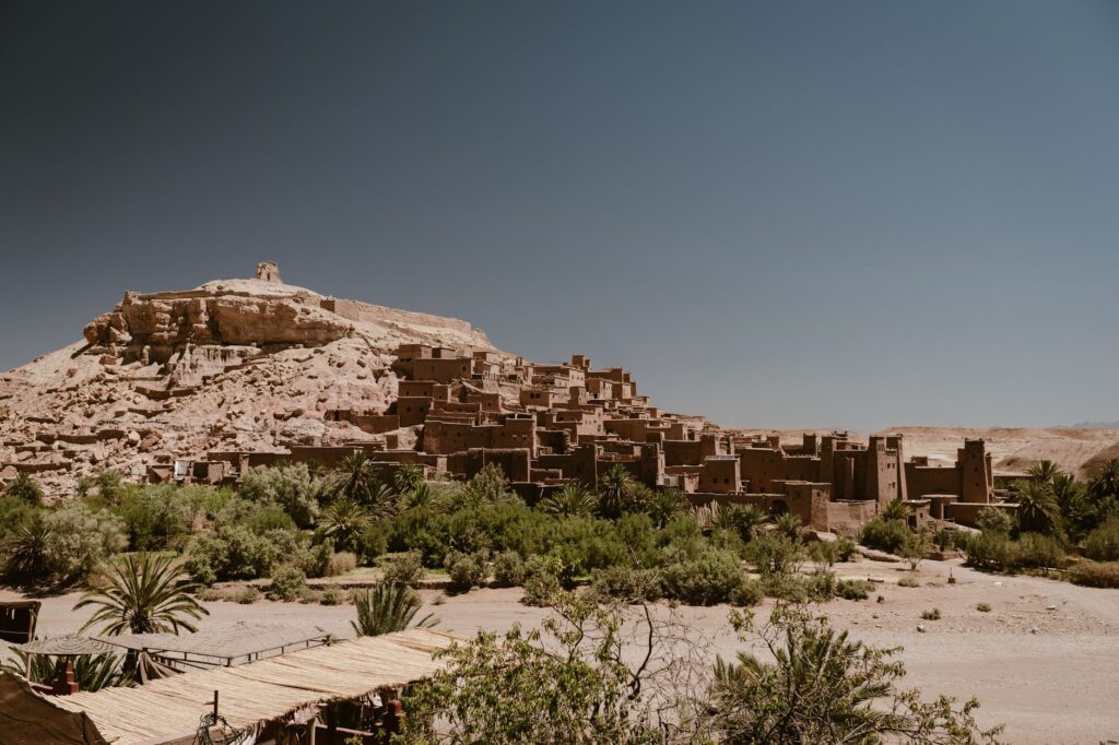 El silencio del Sáhara como lienzo: cuando el arte y la geopolítica corren hacia Taghit