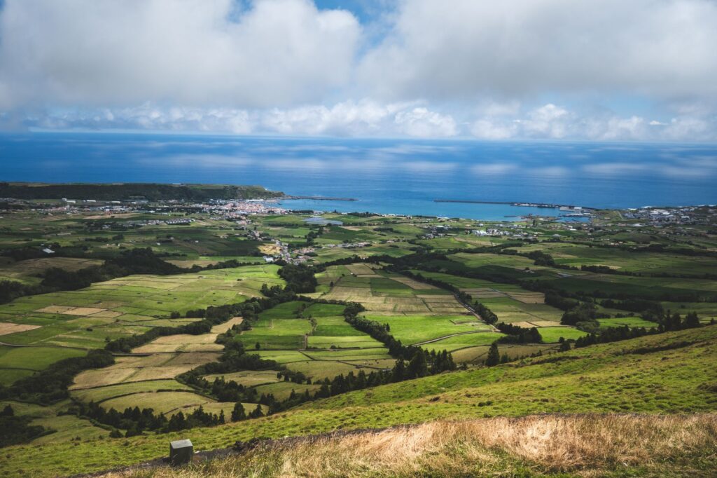 El laberinto aéreo del archipiélago de las Azores: aeronaves de corto alcance, pistas de pendiente y la frágil conectividad insular del Atlántico medio