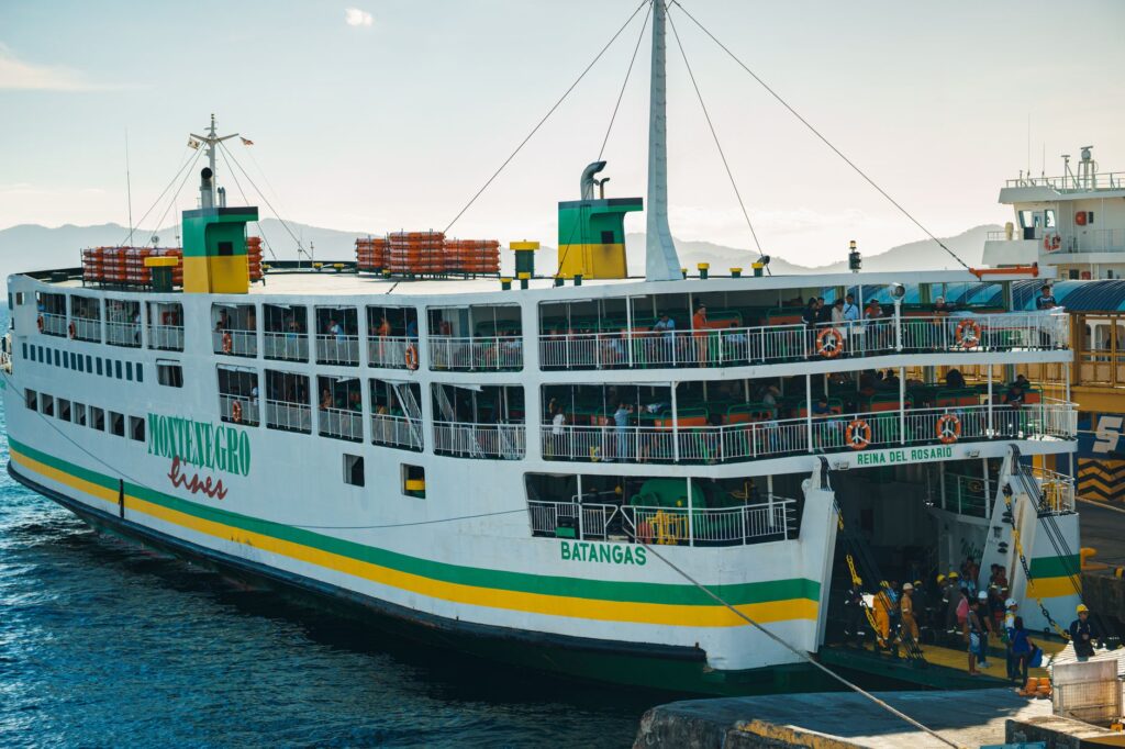 El laberinto intermodal del archipiélago de las islas de la Lealtad: veleros de carga, atolones de coral y la frágil conectividad de un santuario melanesio