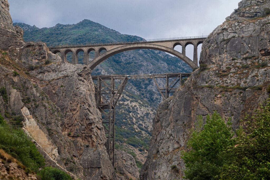 El Ferrocarril Trasandino de los Libertadores: Ingeniería de cumbres, logística cordillerana y la conectividad ferroviaria histórica entre Mendoza y Los Andes