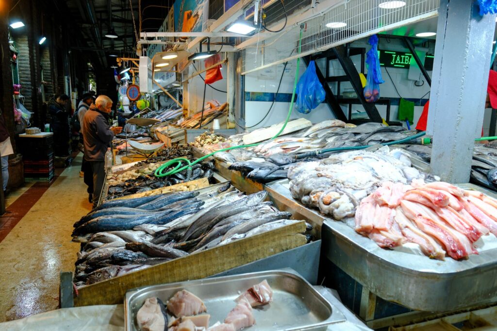El secreto de la juncia y el estuario: la liturgia del Mercado Central de Santander y los tesoros de la Bahía