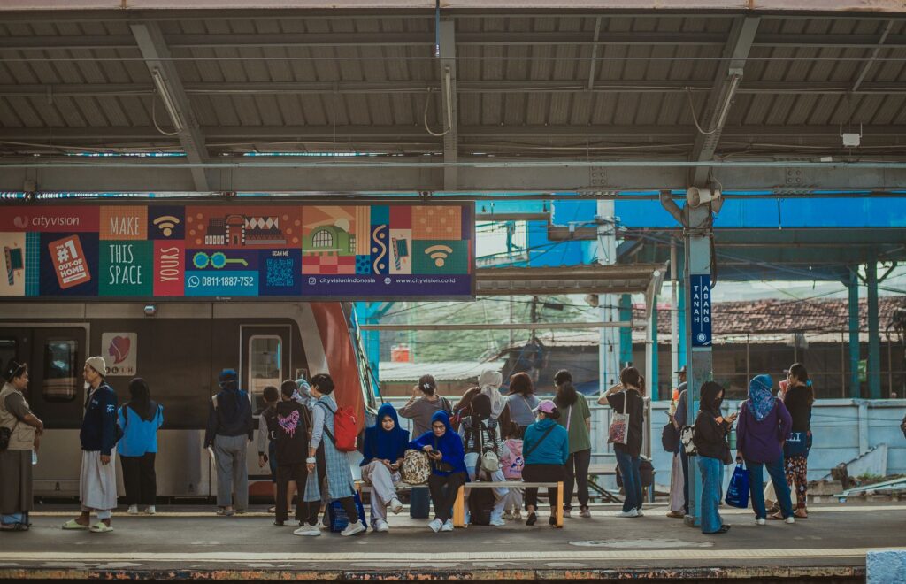El Ferrocarril Trans-Java: Ingeniería volcánica, logística tropical y conectividad ferroviaria histórica entre Yakarta y Surabaya