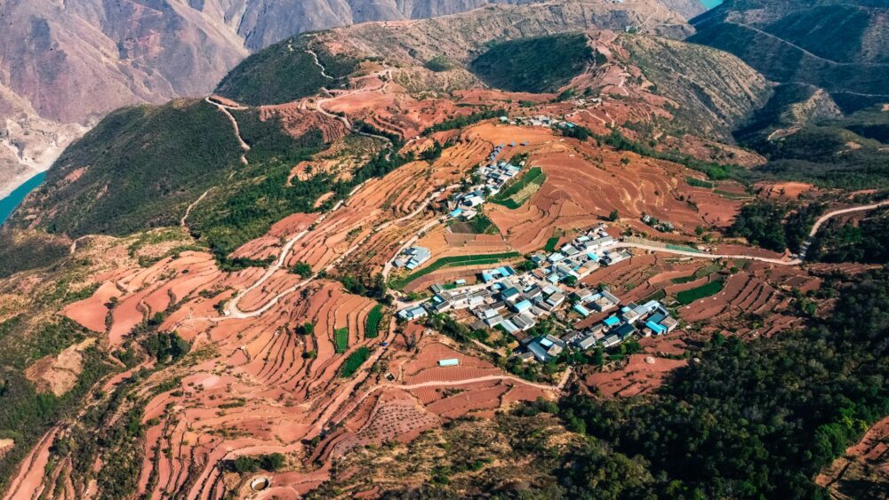 El latido de los bancales ancestrales: cómo la piedra seca y la custodia comunitaria salvan el valle de Jiuzhaigou