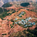 El latido de los bancales ancestrales: cómo la piedra seca y la custodia comunitaria salvan el valle de Jiuzhaigou