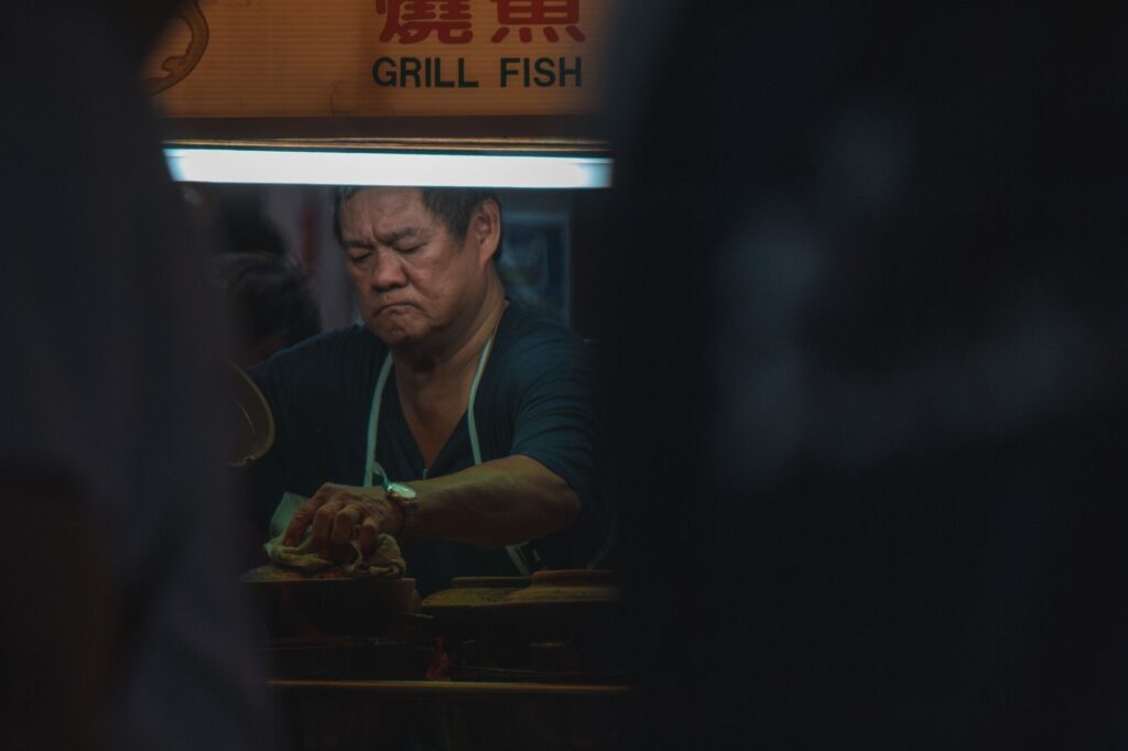 La alquimia del wok y la memoria: la preservación del patrimonio gastronómico en los fogones centenarios de George Town