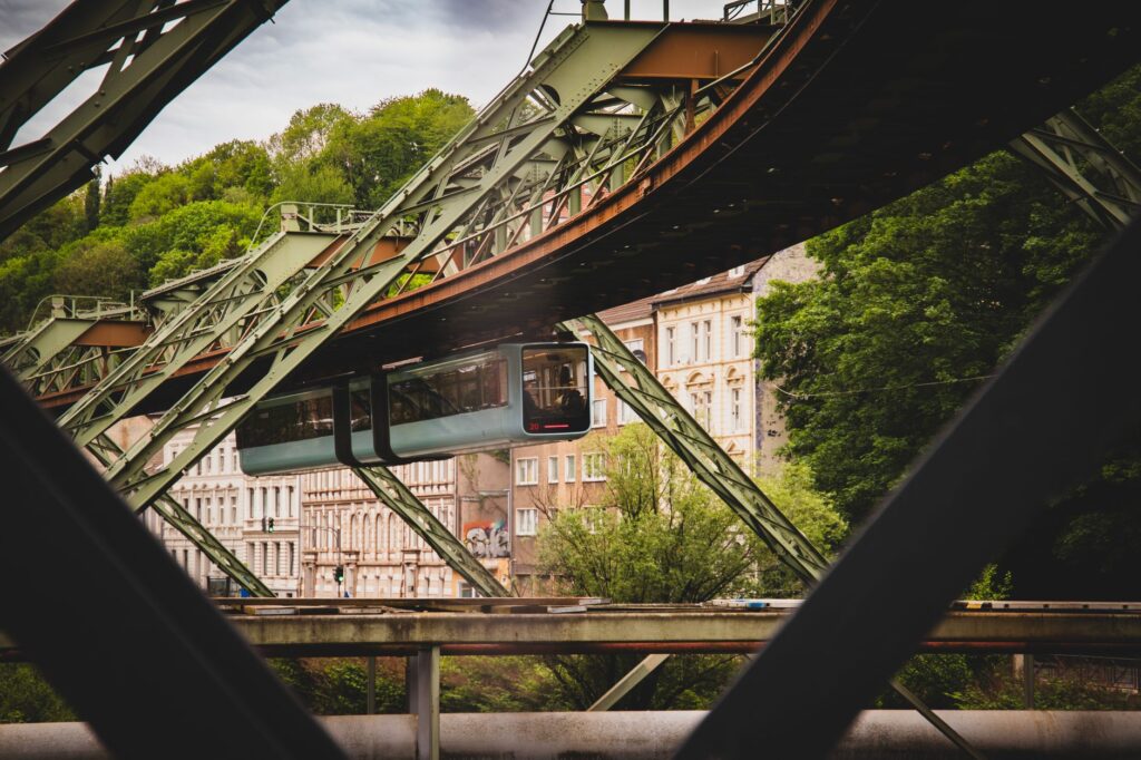 El latido de hierro de los trenes de artesa de Wuppertal: Ingeniería suspendida y la movilidad anfibia del valle del Wupper