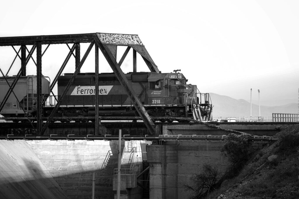 El latido secreto del ferrocarril de la Costa de Hierro: ingeniería ferroviaria y el pulso vertical de los fiordos de Lofoten