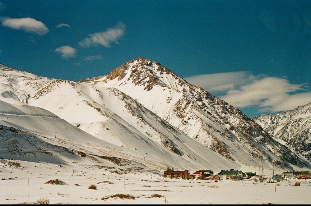 El Ferrocarril Trasandino de los Libertadores: Ingeniería de cumbres, logística cordillerana y la conectividad ferroviaria histórica entre Mendoza y Los Andes