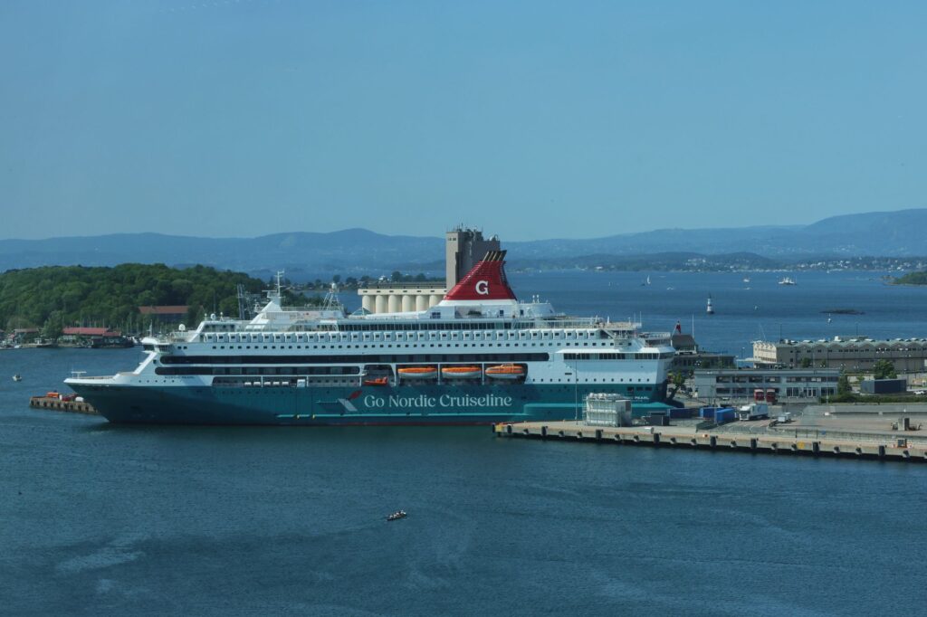 El laberinto intermodal del fiordo de Oslo: transbordadores insulares, túneles submarinos y la delicada movilidad de una capital verde