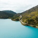 El silencio milenario de los fiordos de Marlborough: acuicultura submarina y navegación de bajura en los abismos de Nueva Zelanda