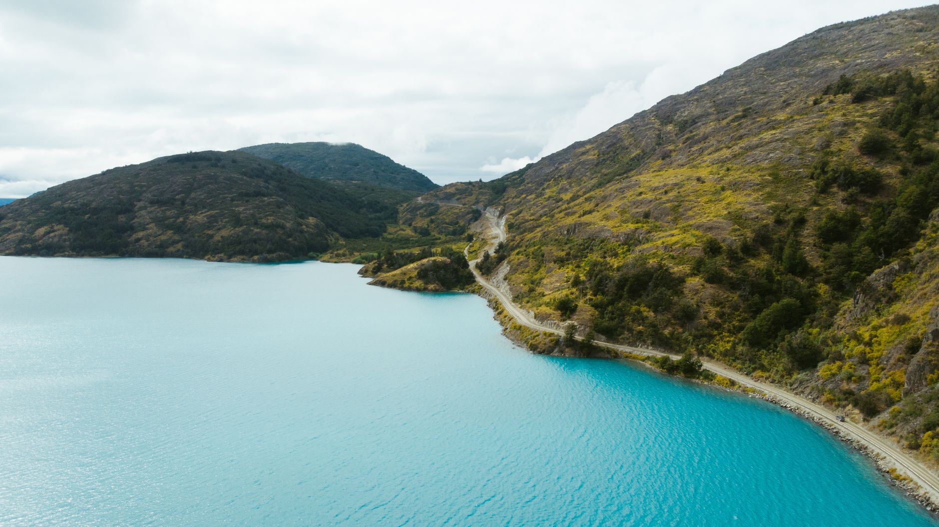 El silencio milenario de los fiordos de Marlborough: acuicultura submarina y navegación de bajura en los abismos de Nueva Zelanda