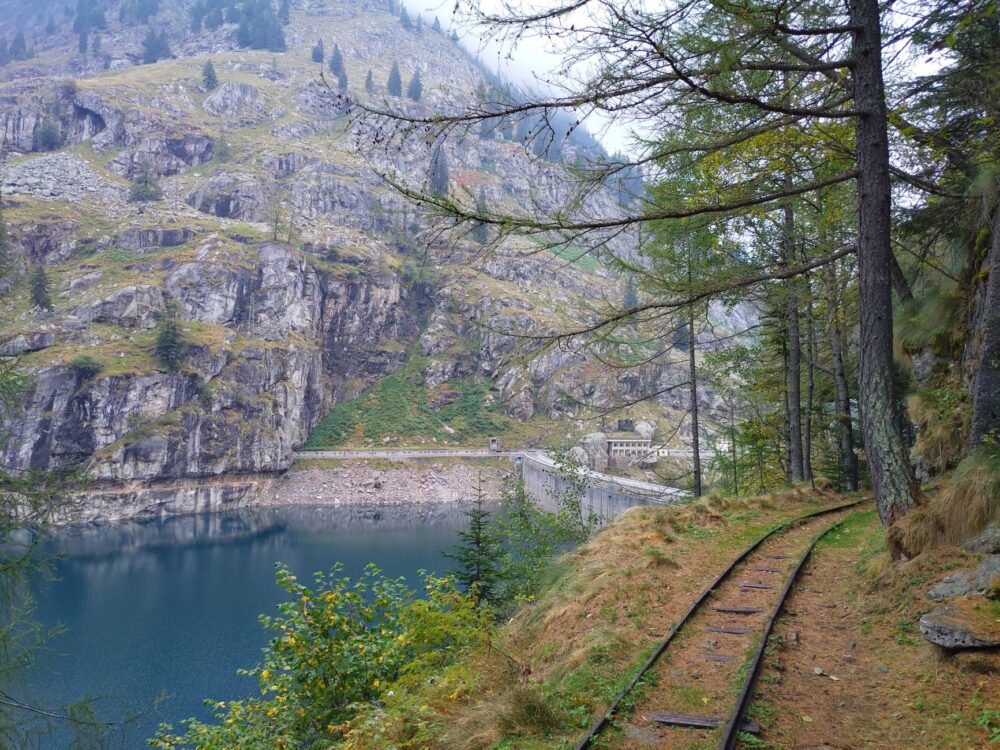 El latido de la línea Rhaetian: ingeniería alpina, pasos de montaña y el pulso ferroviario del cantón de los Grisones