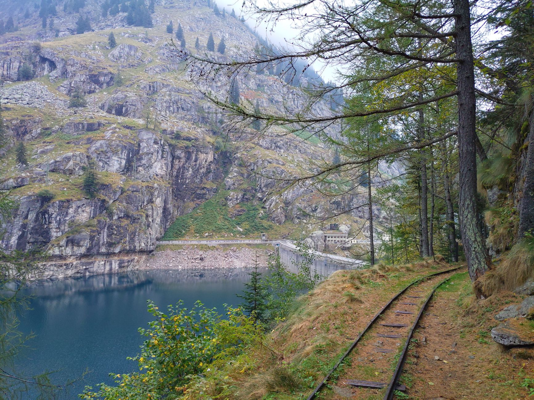 El latido de la línea Rhaetian: ingeniería alpina, pasos de montaña y el pulso ferroviario del cantón de los Grisones