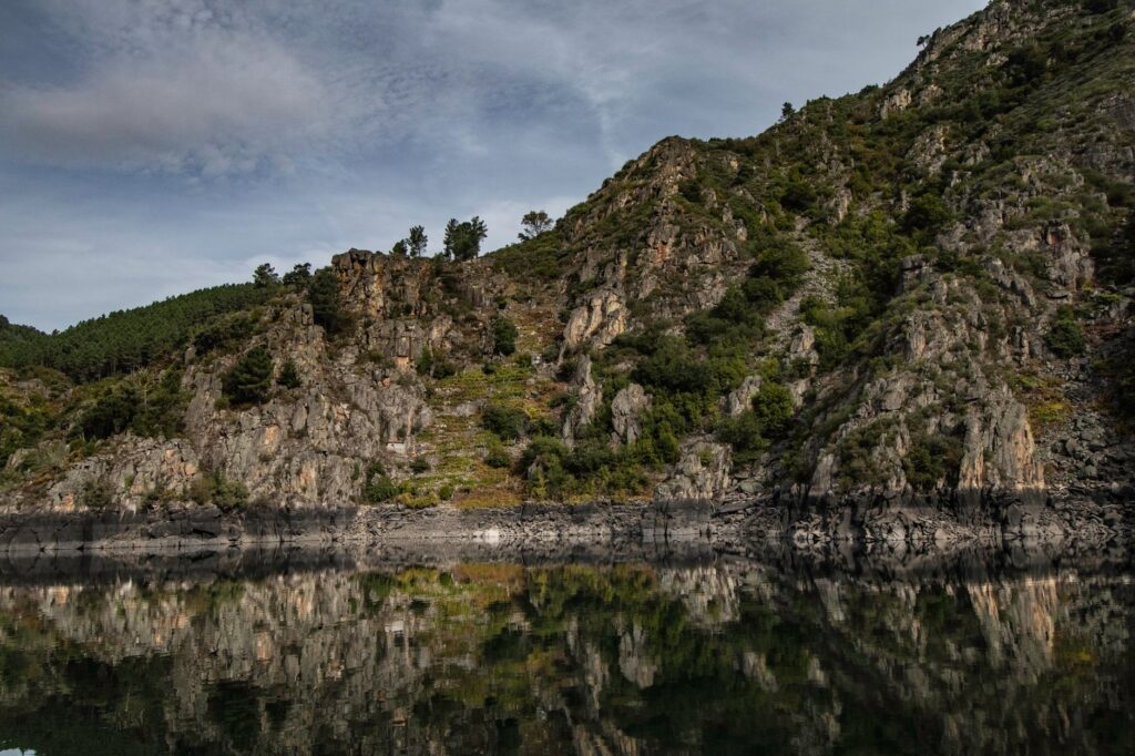 El silencio milenario de los baños termales de Ourense: hidroterapia de origen volcánico y arquitectura fluvial en el río Miño