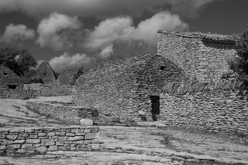 El Renacimiento de la Arquitectura de Tapial: Tierra, Encofrado y Memoria en los Obradores de la Provenza