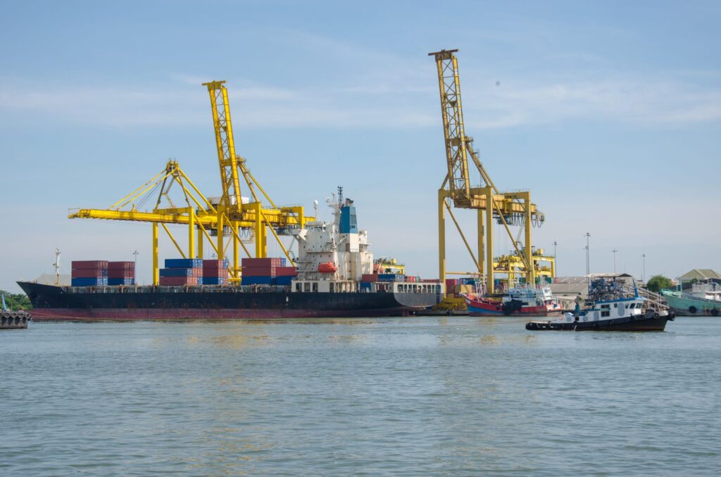 El laberinto intermodal del estrecho de Cook: transbordadores, mareas y la frágil conectividad anfibia entre las dos islas de Nueva Zelanda