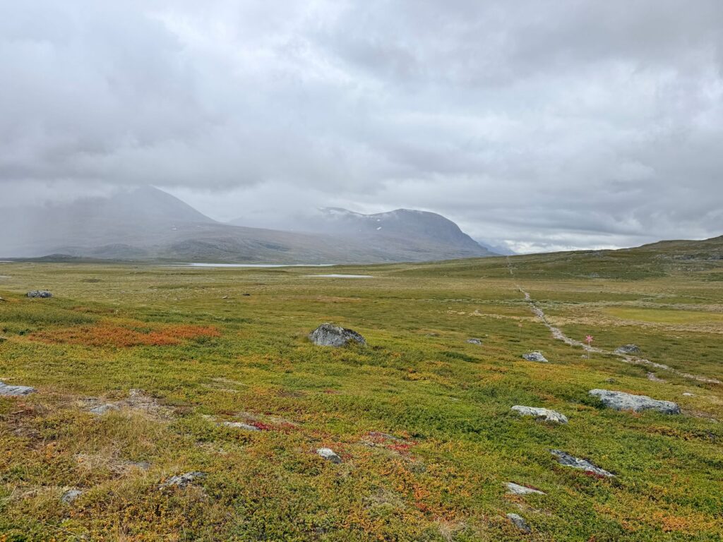 La Travesía del Sendero de Kungsleden en Suecia: Guía de Expedición y Senderismo por la Tundra Ártica de Laponia