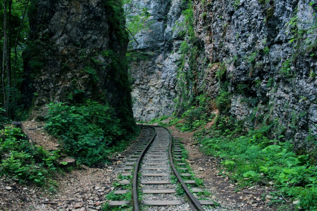 El latido del tren de la Ribeira Sacra: ingeniería ferroviaria, bancales de piedra y viticultura heroica en Galicia