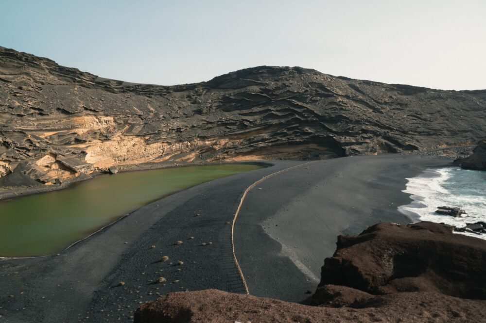 Donde el viento y el mar dictan la energía: El Hierro redefine el turismo sostenible