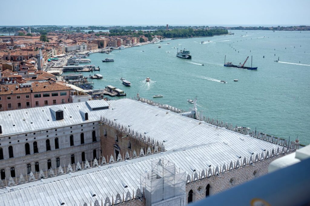 El Renacimiento de la Góndola Veneciana: Hacha, Roble y Memoria en los Squeri de la Serenísima
