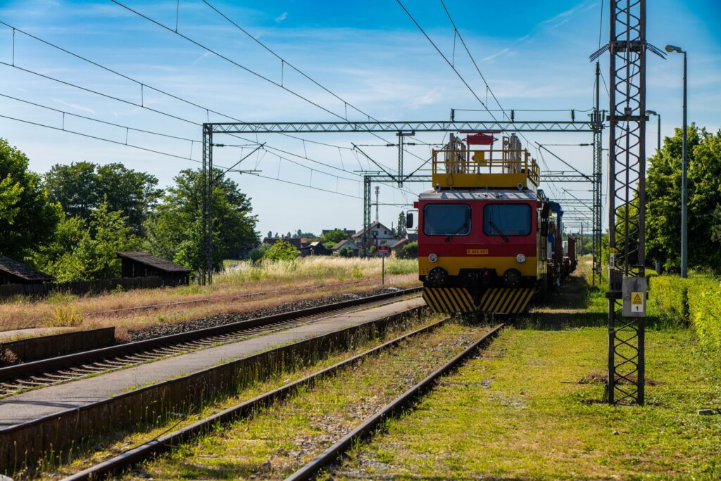 La revolución del hidrógeno en los ferrocarriles regionales: El Coradia iLint y la transformación de las líneas no electrificadas en Europa