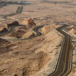 El laberinto de caliza del desierto de Hajar: conectividad vial, puertos de montaña y la odisea logística en el interior de los Emiratos Árabes Unidos