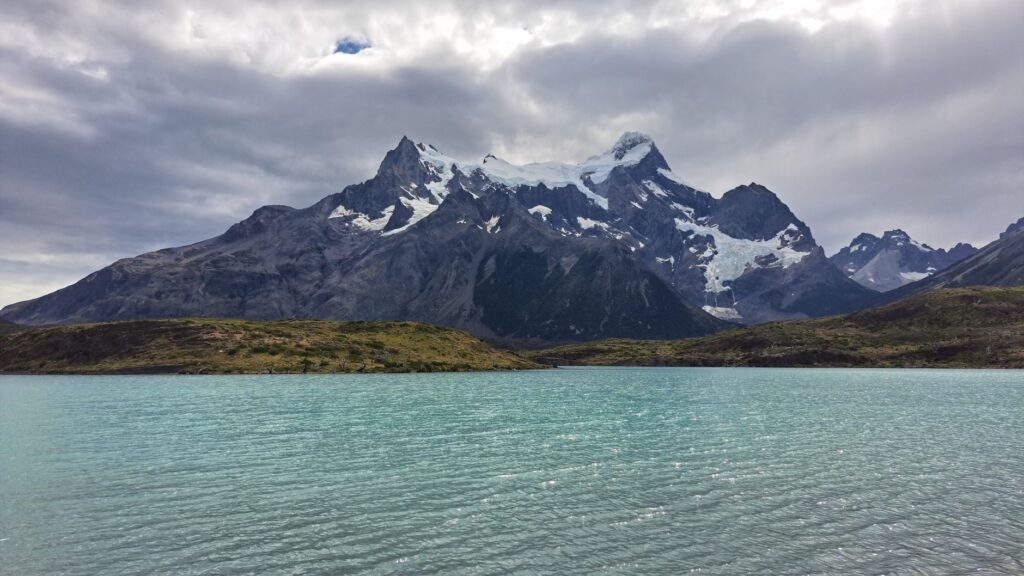 El laberinto de las lagunas glaciales: cómo la navegación solar y las pasarelas flotantes transforman el transporte en el Parque Nacional Torres del Paine