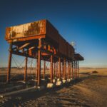 El laberinto intermodal del desierto de Hasa: Camiones cisterna, pistas de sal y la frágil conectividad de los oasis orientales