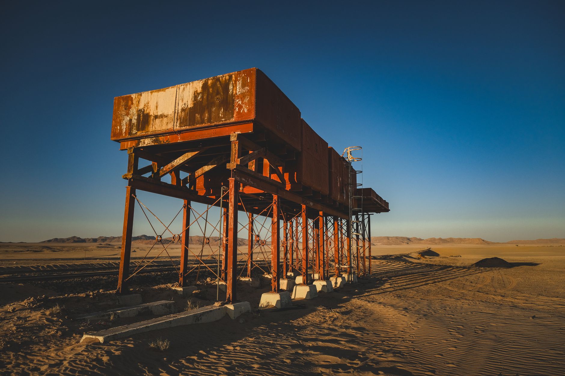 El laberinto intermodal del desierto de Hasa: Camiones cisterna, pistas de sal y la frágil conectividad de los oasis orientales
