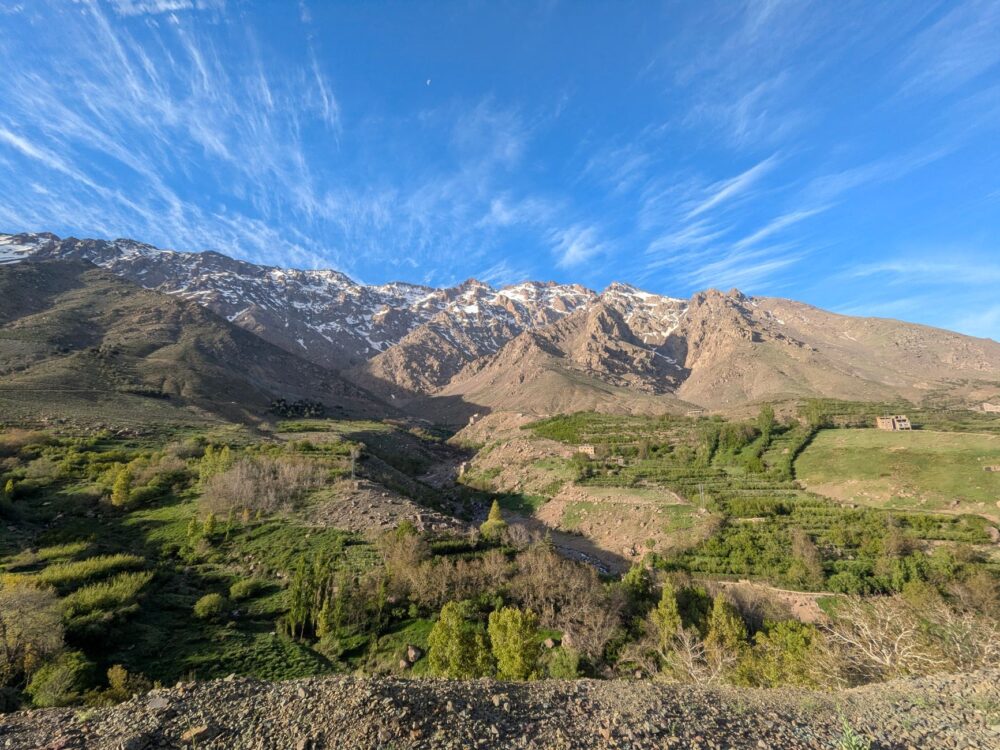 La Travesía del Sendero de Alta Ruta del Atlas en Marruecos: Guía de Expedición y Senderismo por los Macizos de Granito del Toubkal