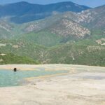 El silencio milenario de los manantiales de Pamukkale: hidroterapia travertina y arquitectura de terrazas en el valle del Menderes