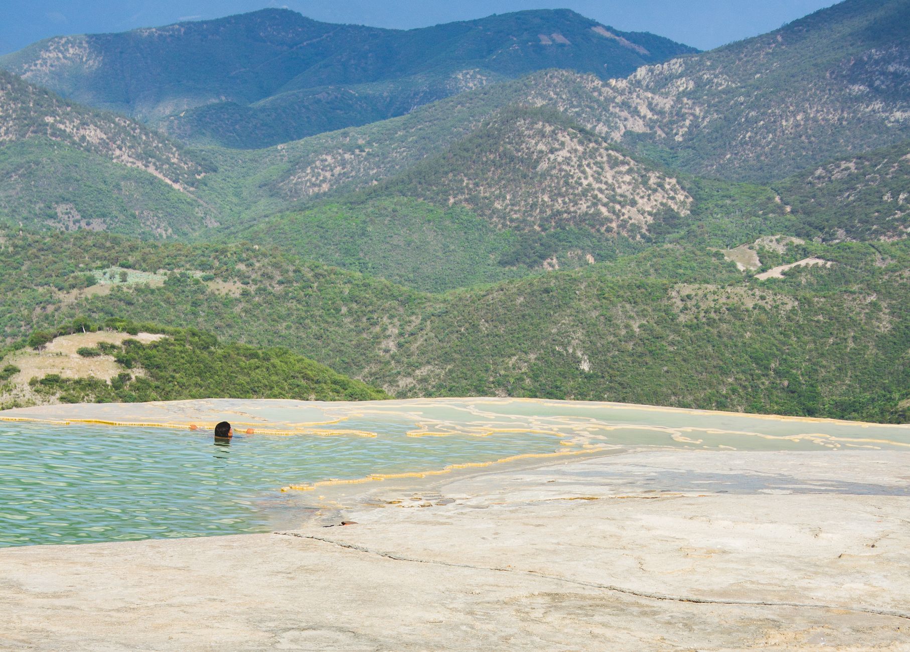 El silencio milenario de los manantiales de Pamukkale: hidroterapia travertina y arquitectura de terrazas en el valle del Menderes
