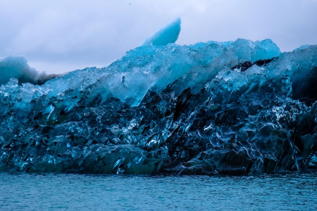 La Travesía del Archipiélago de las Svalbard en Crucero de Expedición: Guía de Navegación y Logística Polar por el Dominio del Oso Polar
