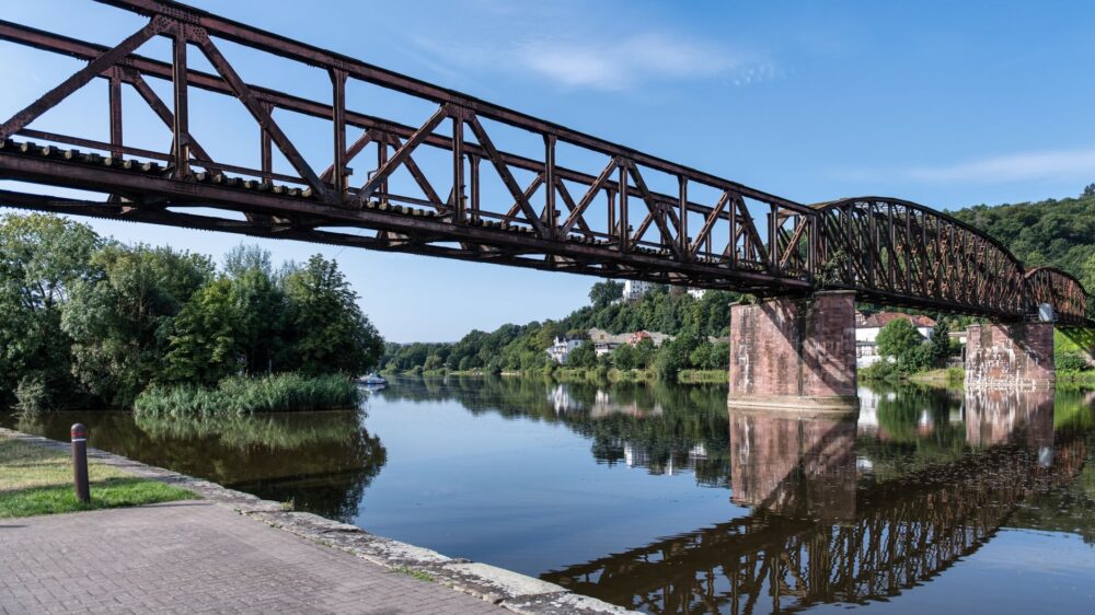 El latido de hierro de los trenes de artesa de Wuppertal: Ingeniería suspendida y la movilidad anfibia del valle del Wupper