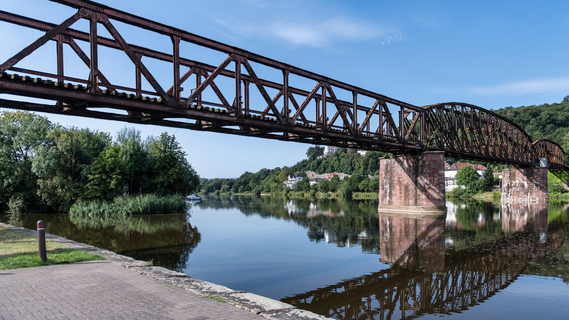 El latido de hierro de los trenes de artesa de Wuppertal: Ingeniería suspendida y la movilidad anfibia del valle del Wupper