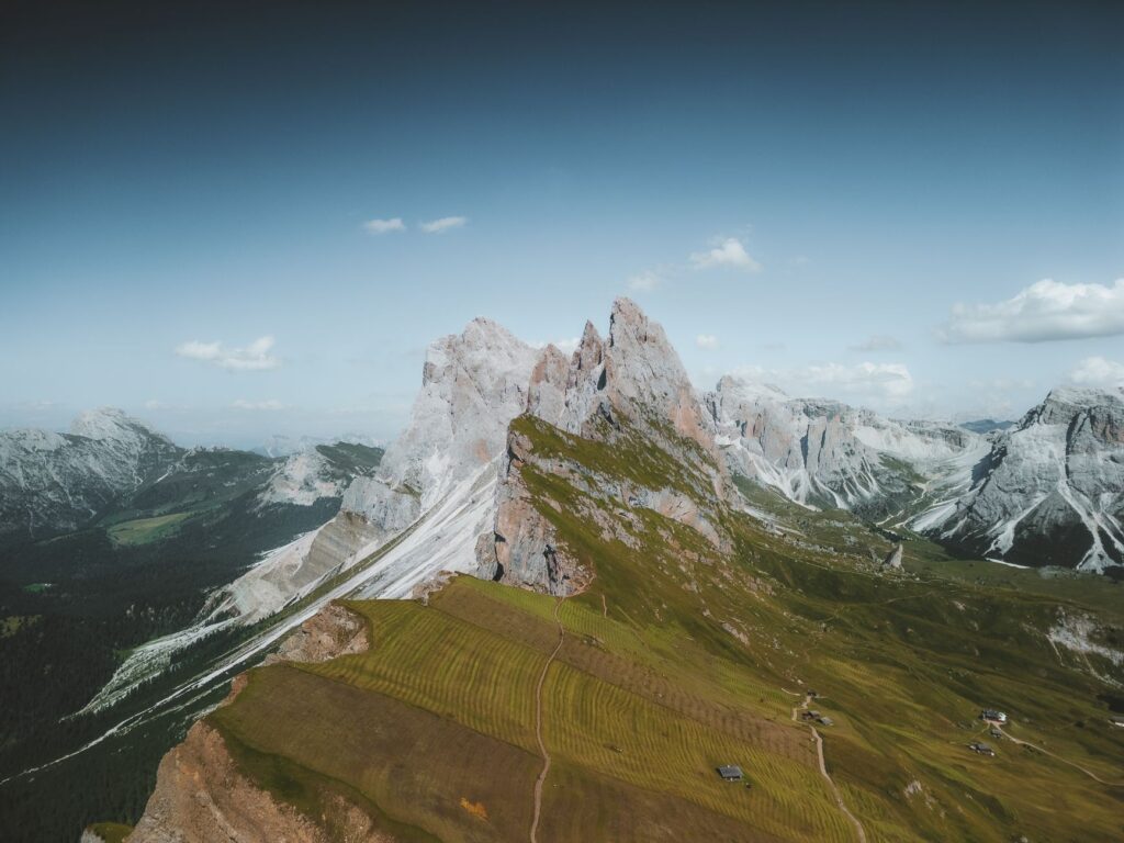 El Dominio de los Arrecifes Petrificados: Geología, Alta Ruta y Legado Cultural en los Dolomitas