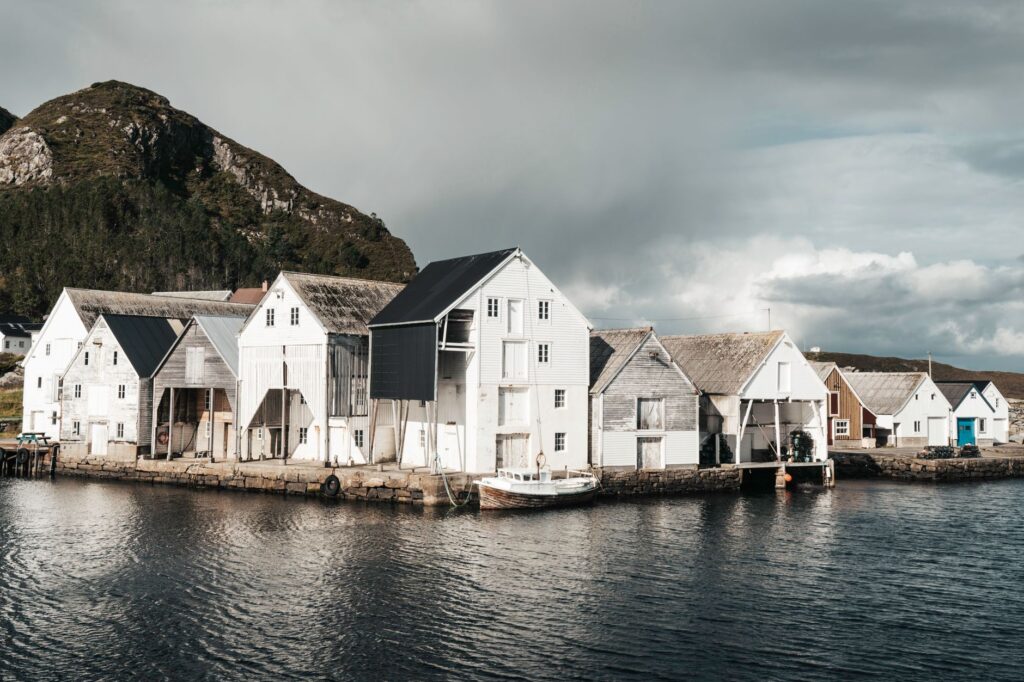 El latido de los fiordos silenciosos: cómo los ferris eléctricos y las redes comunitarias transforman el transporte en los fiordos noruegos de Vestland