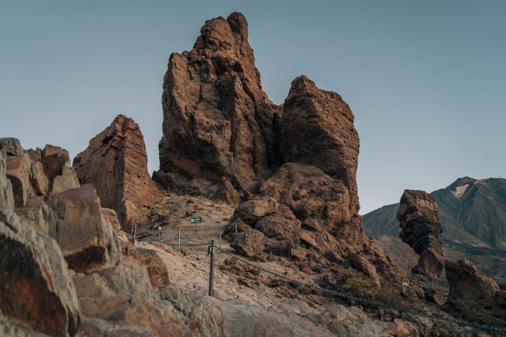 El Dominio de las Crestas Volcánicas: Geología y Sostenibilidad en el Parque Nacional del Teide