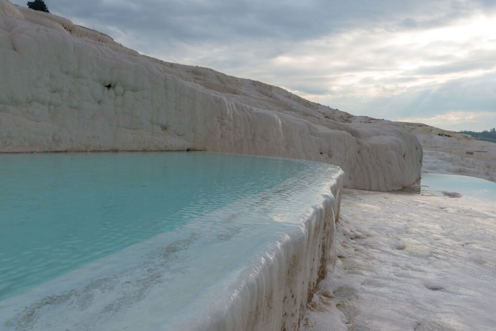 El silencio milenario de los manantiales de Pamukkale: hidroterapia travertina y arquitectura clásica en las terrazas de Anatolia