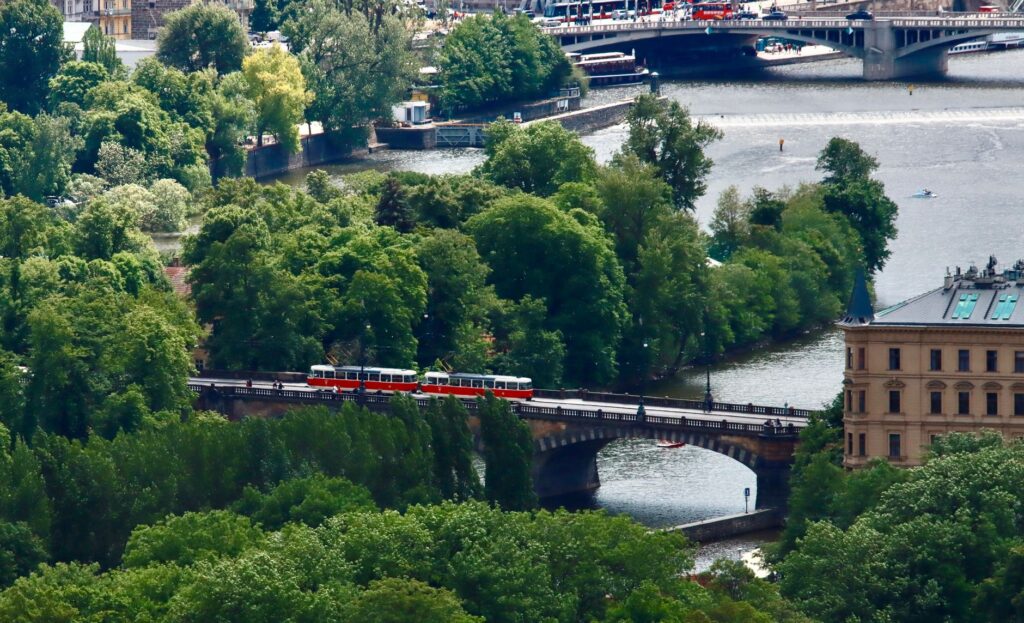 La primavera bohemia: Praga en mayo y el arte de viajar despacio por Europa