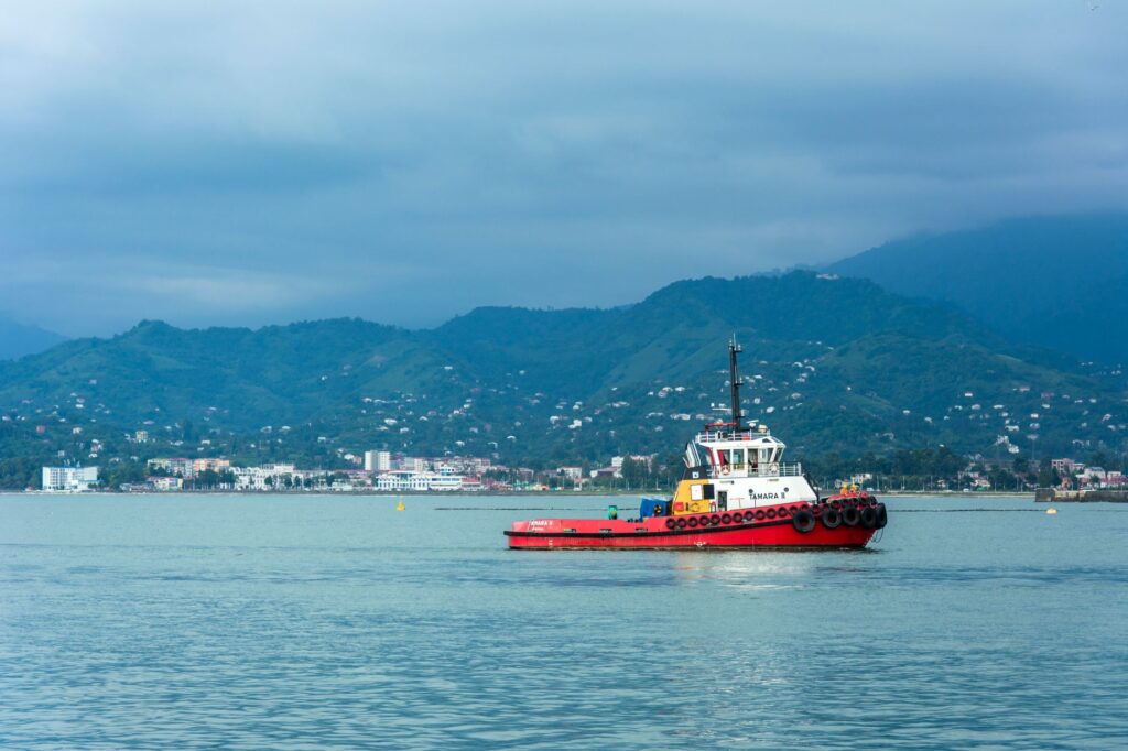 El Ferrocarril de Batumi: Ingeniería subtropical, logística del Mar Negro y la conectividad ferroviaria histórica en el Cáucaso