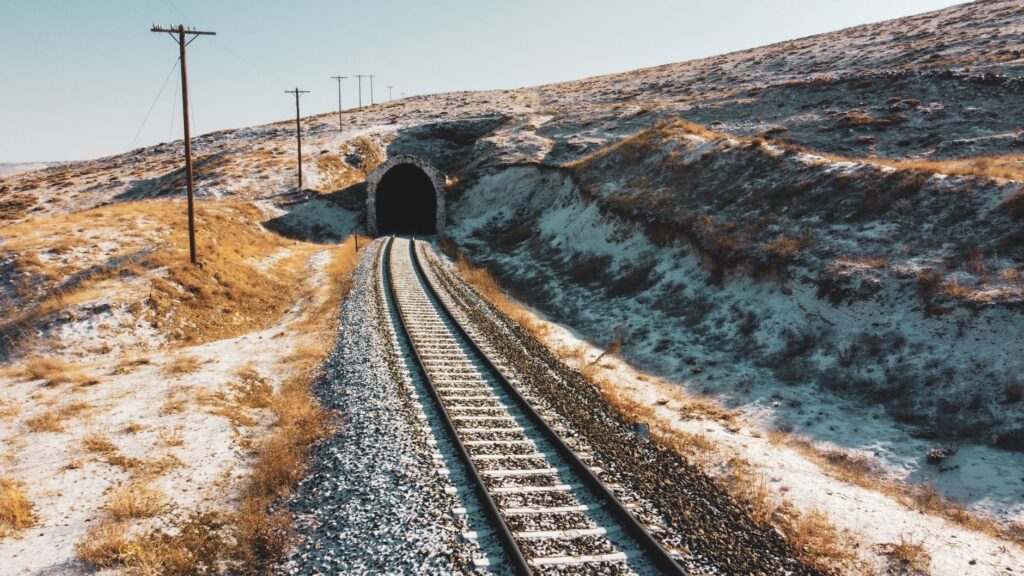 El Ferrocarril del Cáucaso Sur: Ingeniería de gargantas, logística transfronteriza y la conectividad ferroviaria histórica entre Tiflis y Ereván