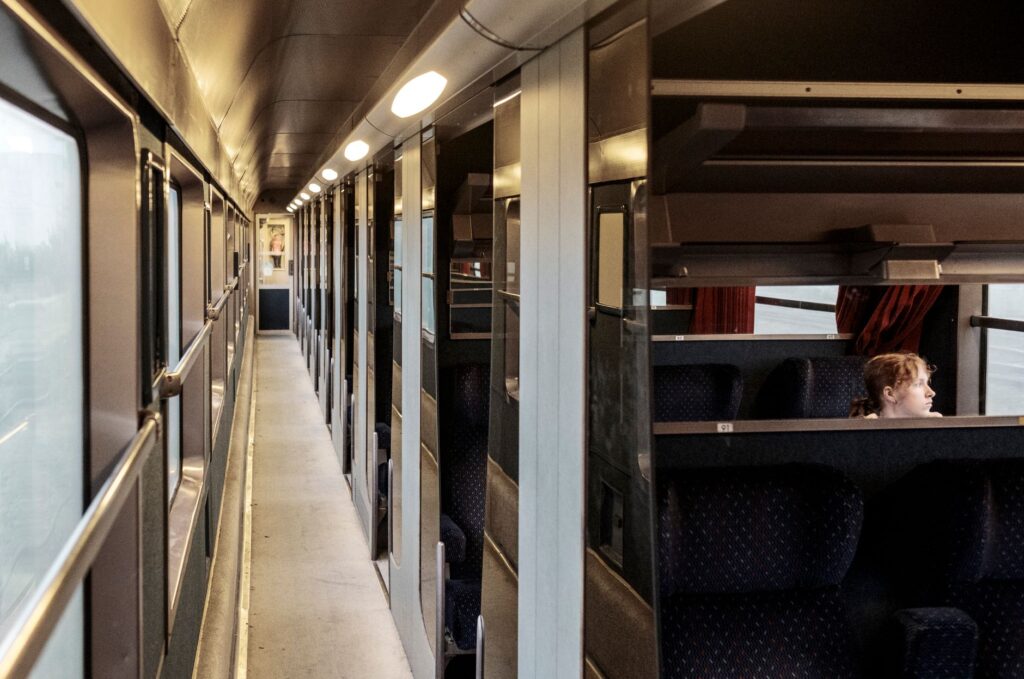 La Travesía del Ferrocarril Transiberiano en Clase Especial: Guía de Expedición y Logística Ferroviaria por la Estepa Euroasiática