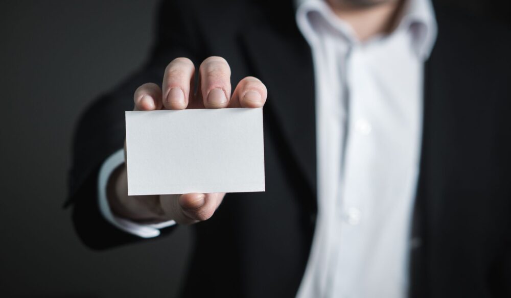 El arte silencioso del arbitraje viajero: Cómo las tarjetas de negocios transforman la ruta corporativa